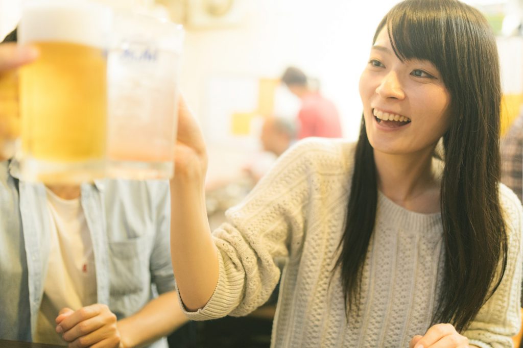 美女と居酒屋で乾杯