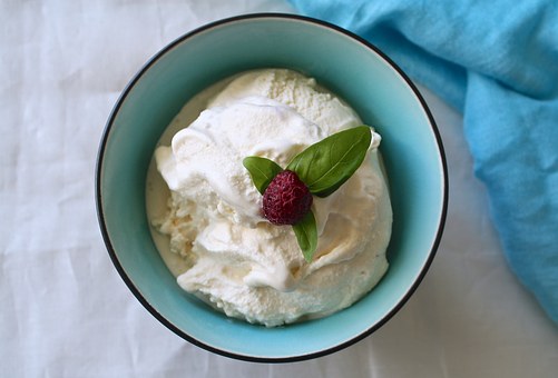 Ice-cream-with-raspberries